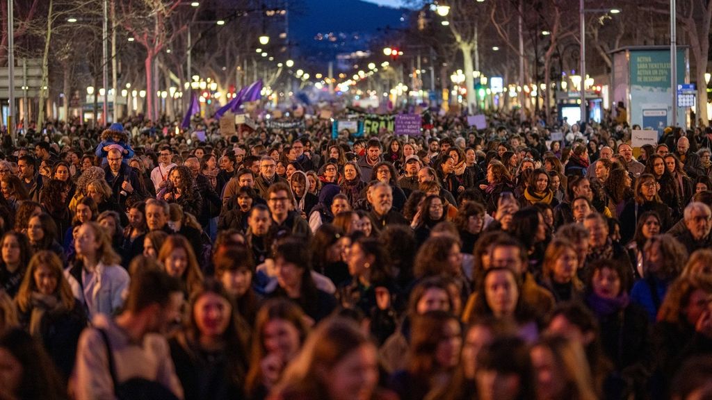Miles de manifestantes del 8M en Barcelona inundan las calles
