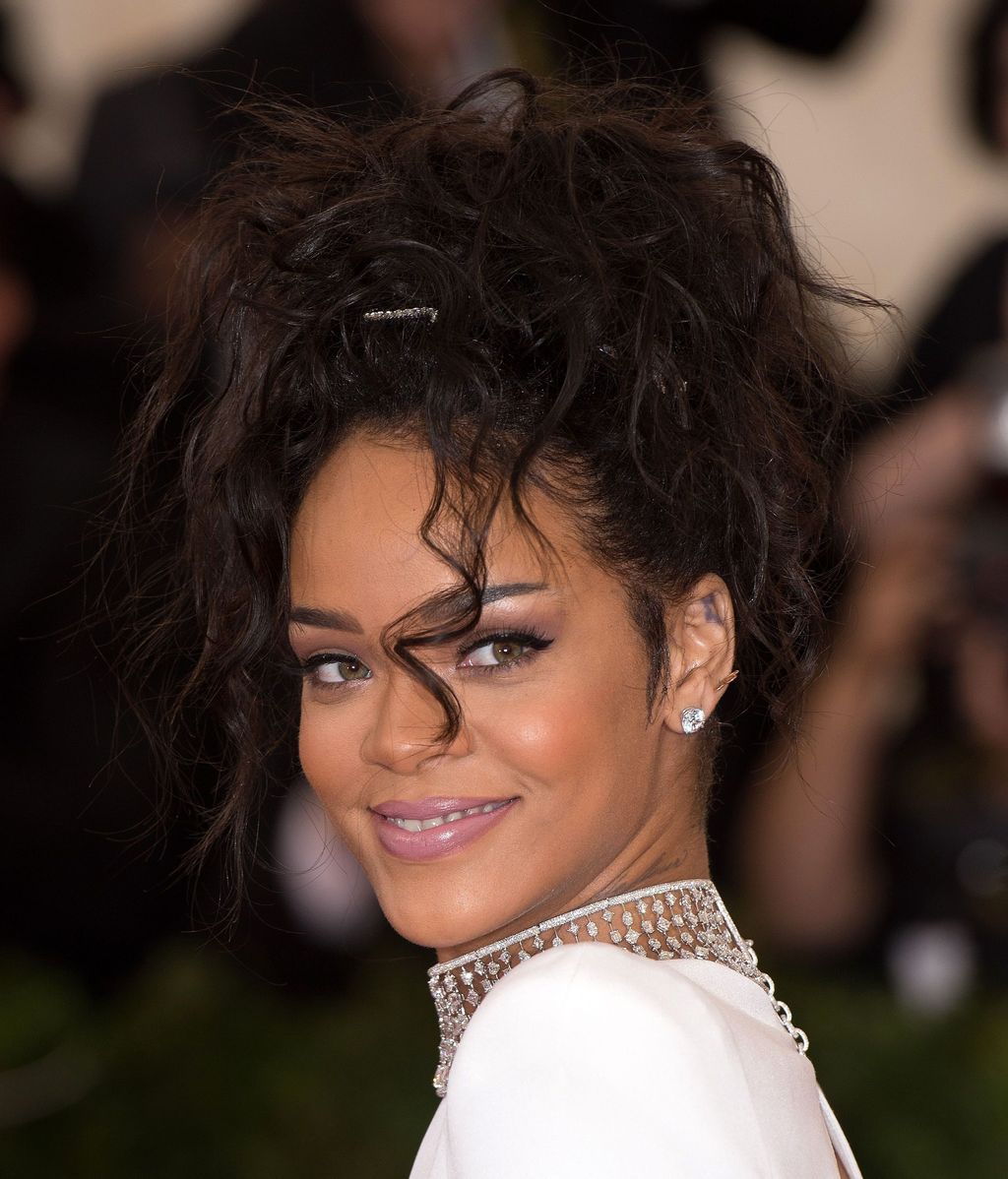 Rihanna con un moño alto. FUENTE: Cordonpress