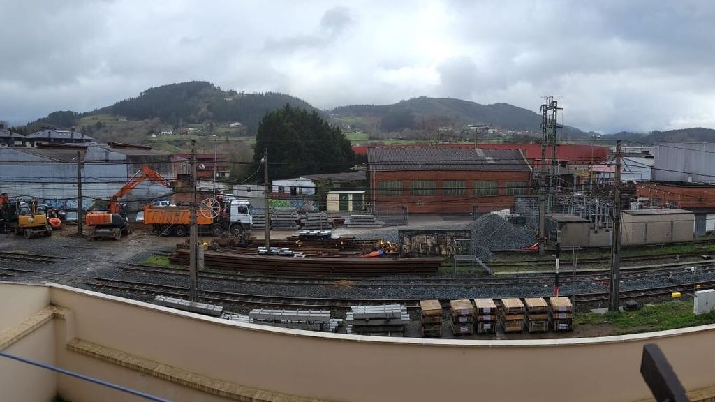 Vista de las obras que se desarrollan en la plataforma ferroviaria desde una de las viviendas