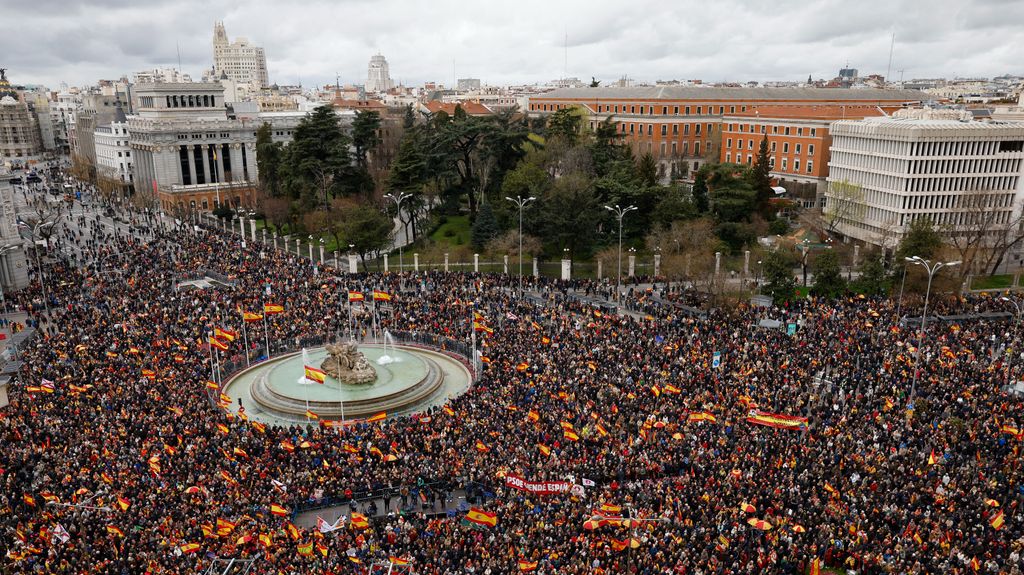 Miles de personas exigen en Cibeles la dimisión de Pedro Sánchez respaldadas por PP y Vox