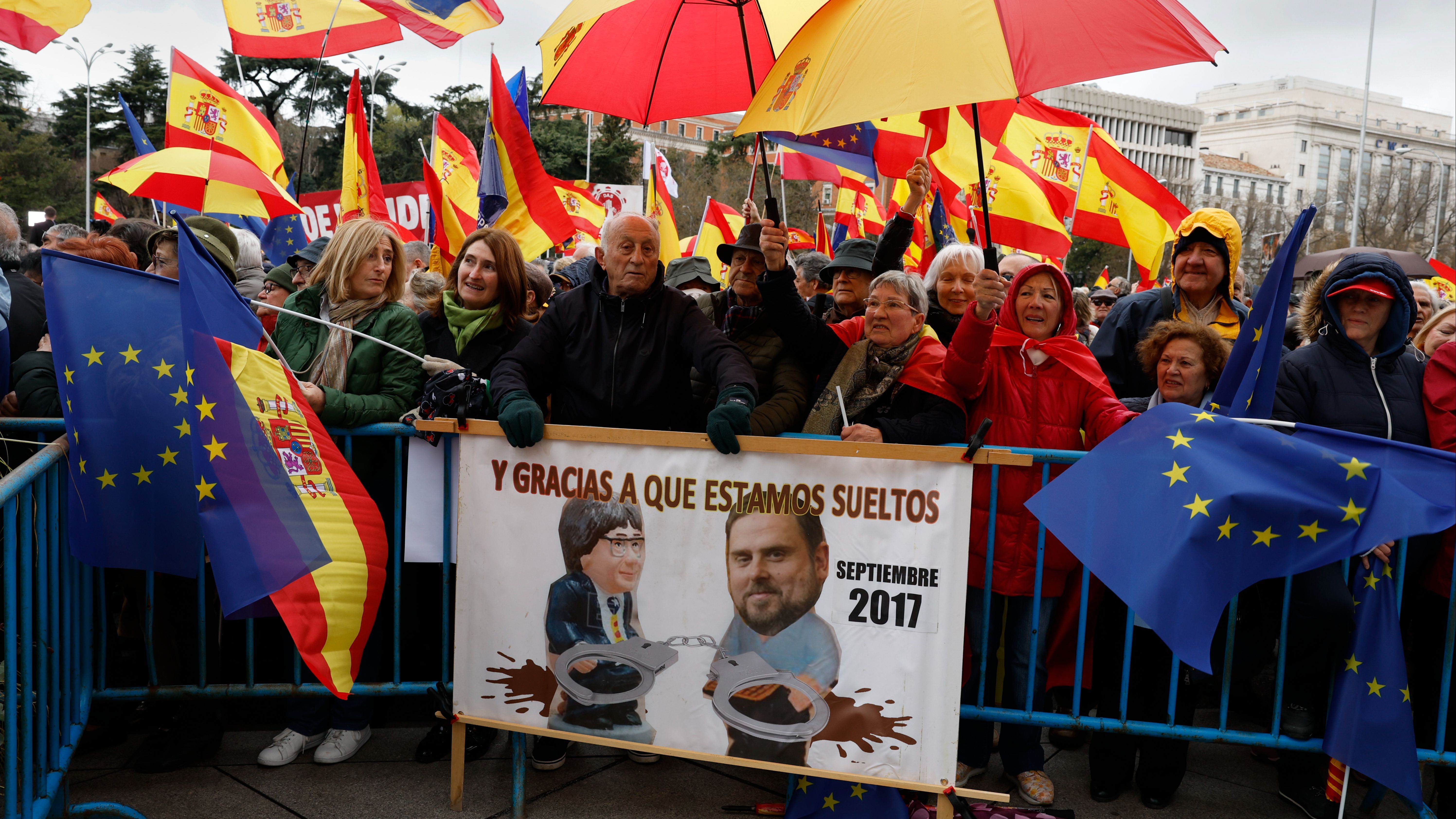 Foros y asociaciones cívicas han convocado este sábado una manifestación en Madrid