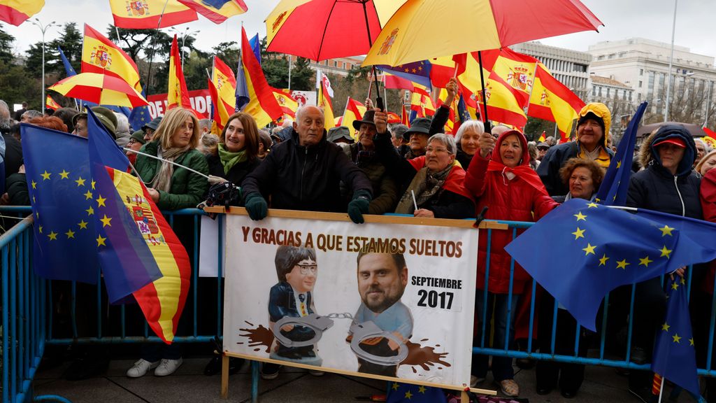 Foros y asociaciones cívicas han convocado este sábado una manifestación en Madrid