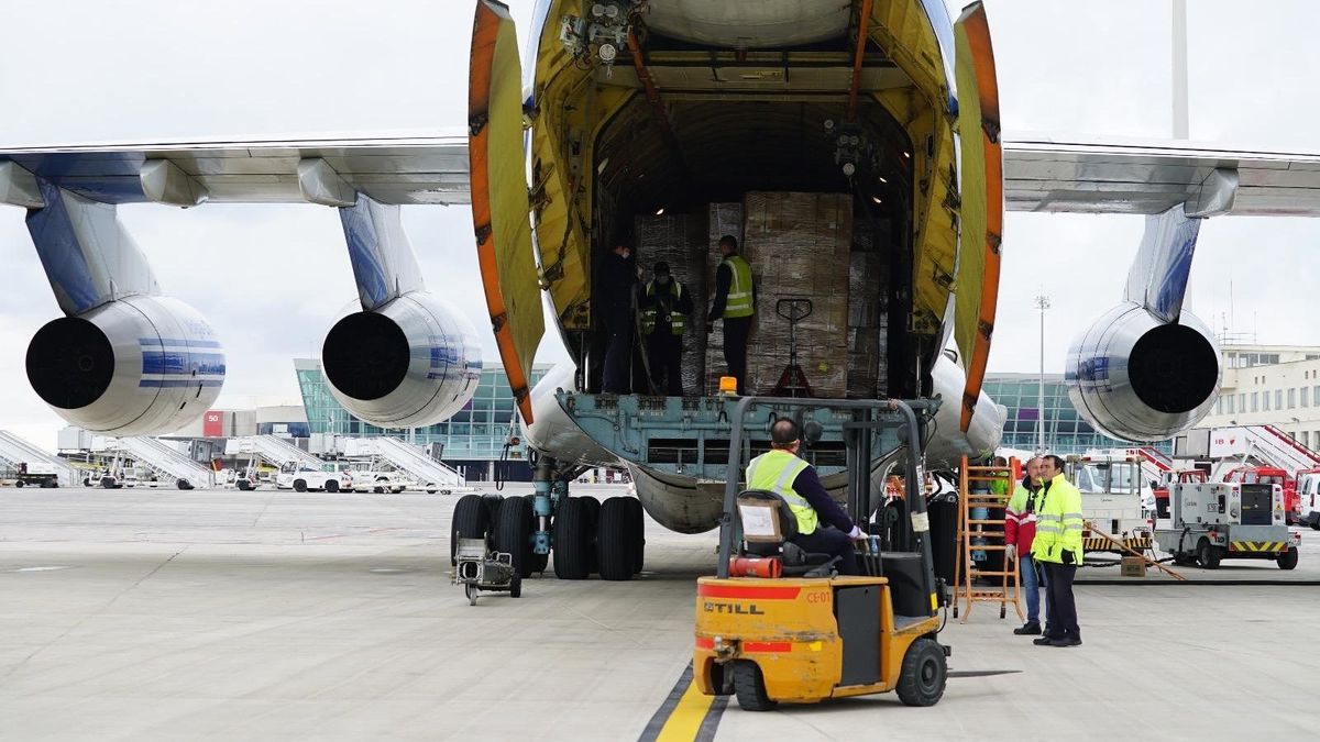 Llegada de un cargamento con material sanitario al aeropuerto de Son Sant Joan el 30 de marzo de 2020