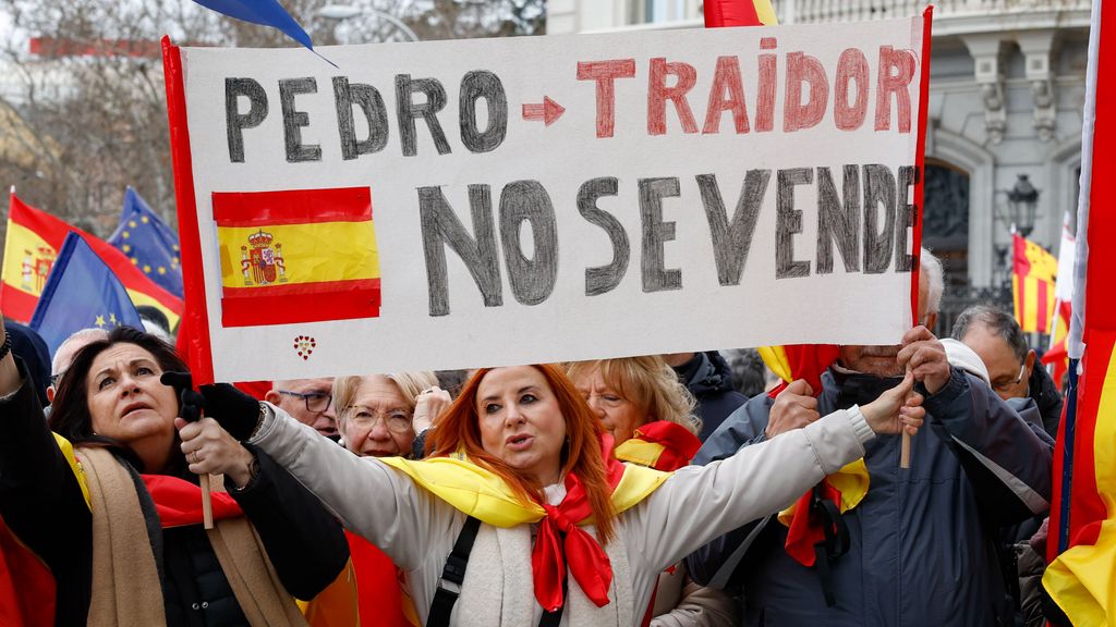 oros y asociaciones cívicas han convocado este sábado una manifestación en Madrid contra "el deterioro político, institucional y social" de España con el Gobierno del PSOE