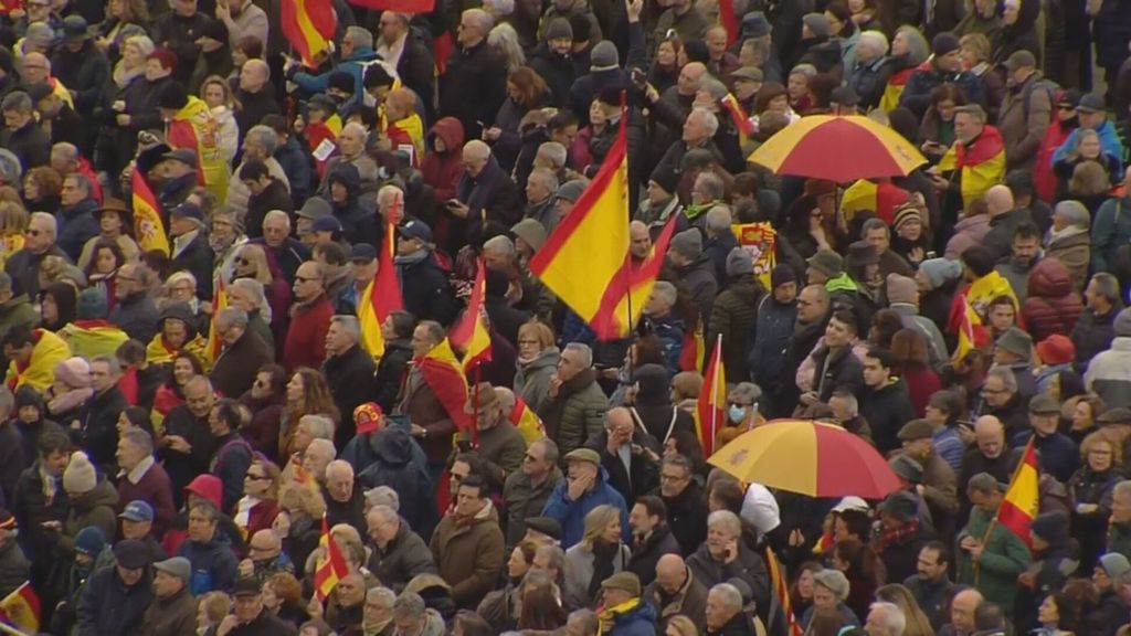 oros y asociaciones cívicas han convocado este sábado una manifestación en Madrid contra "el deterioro político, institucional y social" de España con el Gobierno del PSOE