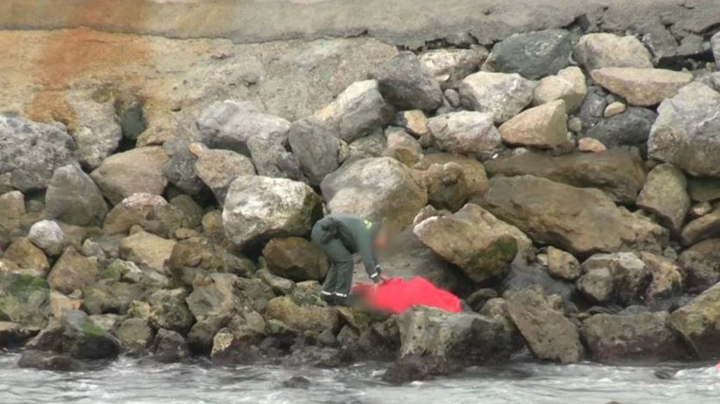 Recuperan el cadáver de un joven magrebí que buscaba entrar a nado en Ceuta