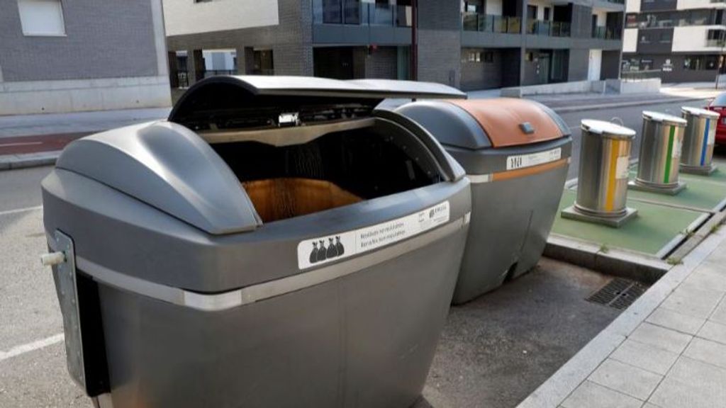 Sanción de 2.500 euros por dejar la basura fuera de unos contenedores vacíos en Tenerife