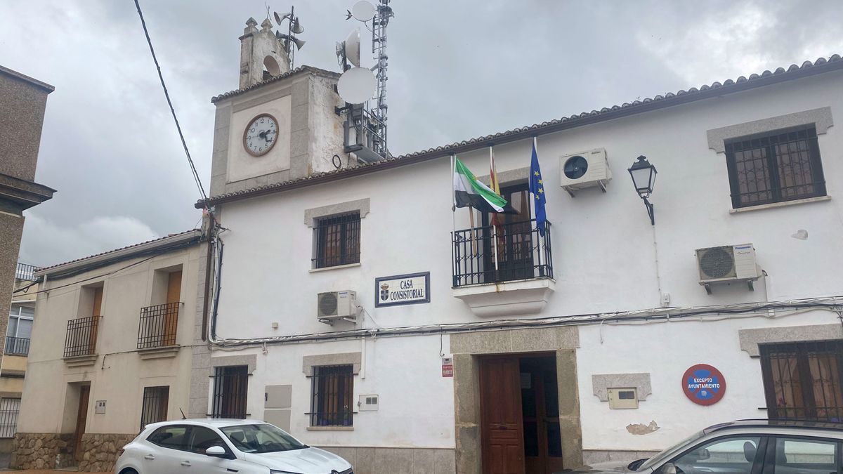 Vista de la Casa Consistorial de Hinojal (Cáceres)