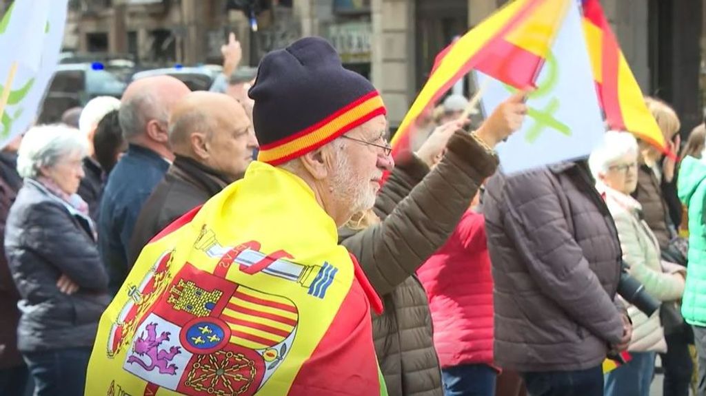 Concentración en Barcelona contra la amnistía: unas 500 personas se manifiestan durante 35 minutos contra Pedro Sánchez