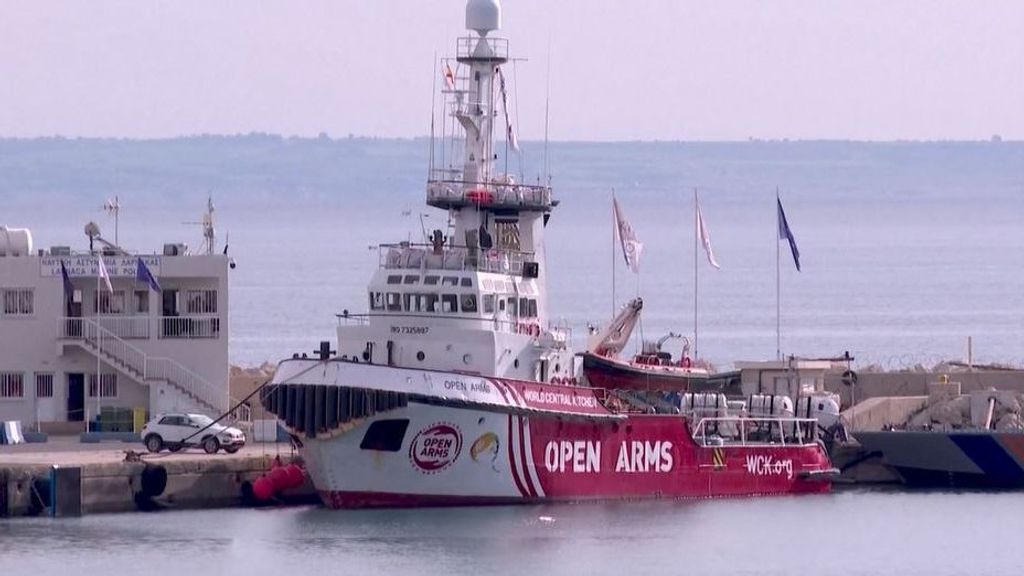 El buque español Open Arms, preparado en Chipre para partir, con 150 toneladas de ayuda, hacia Gaza
