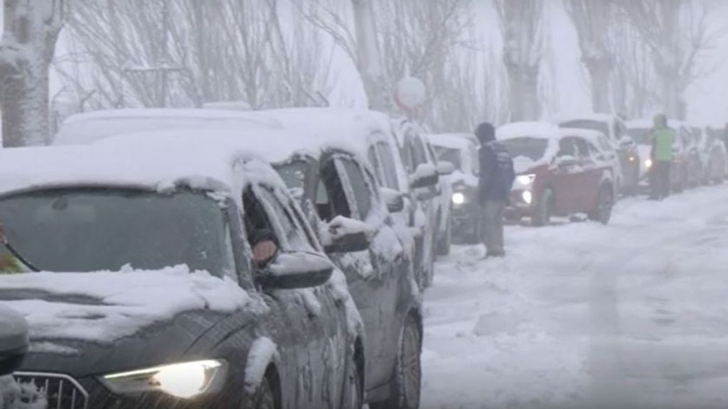 El peor fin de semana del invierno en Sierra Nevada: decenas de coches atrapados y riesgo alto de avalancha que impide esquiar