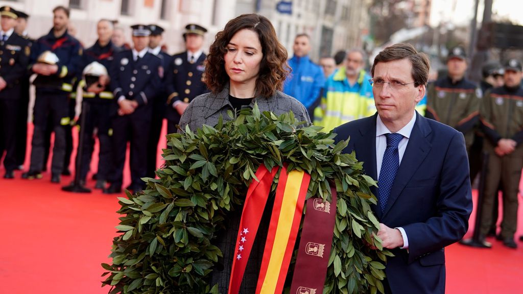 La presidenta de la Comunidad, Isabel Díaz Ayuso, y el alcalde de Madrid, José Luis Martínez-Almeida, recuerdan a las 192 víctimas de los atentados del 11-M en 2023