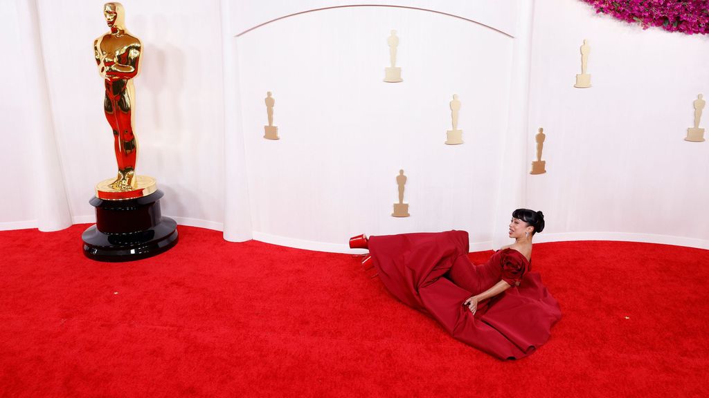 La caída de Liza Koshy en la alfombra roja de los Oscar