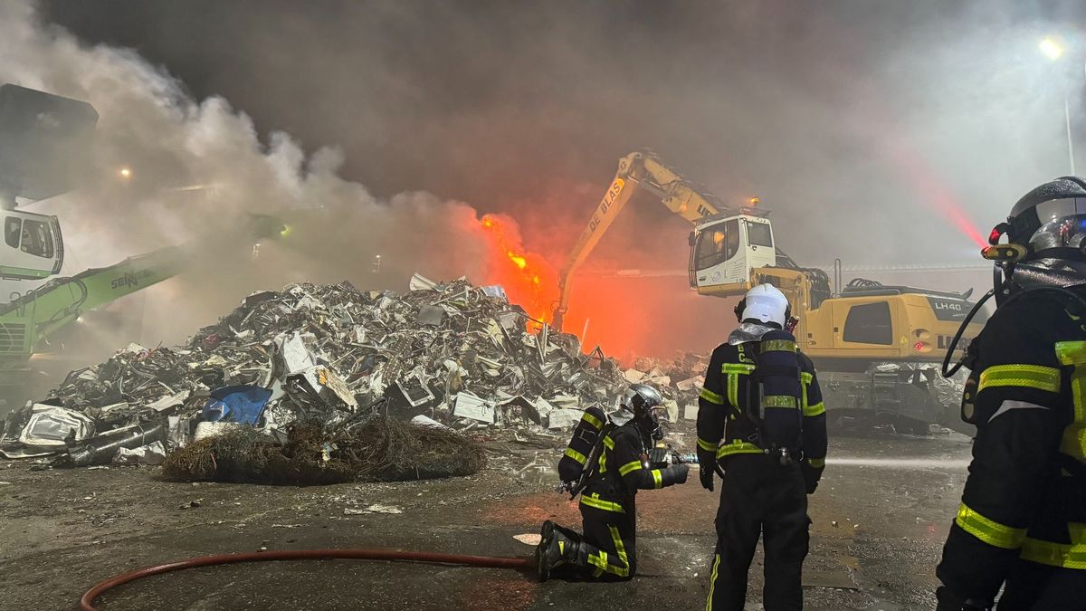 Arden 3.000 metros cúbicos de chatarra en una nave industrial de Leganés