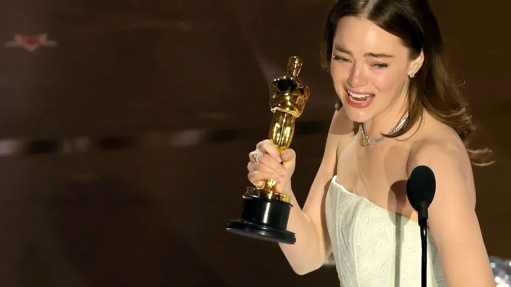 A Emma Stone se le ha roto así el vestido al subir a recoger su Oscar a Mejor actriz