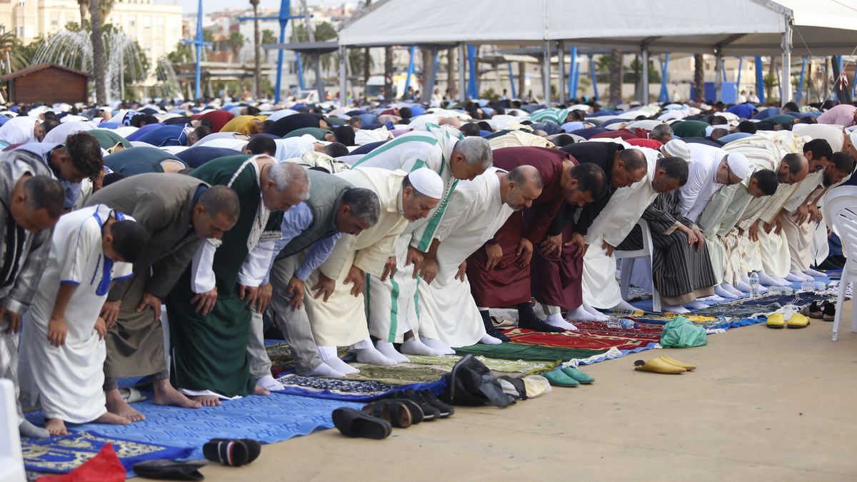 Fieles musulmanes durante un rezo colectivo en la celebración del ‘Eid El-Fitr’, a 22 de abril de 2023, en la Plaza Multifuncional de Melilla