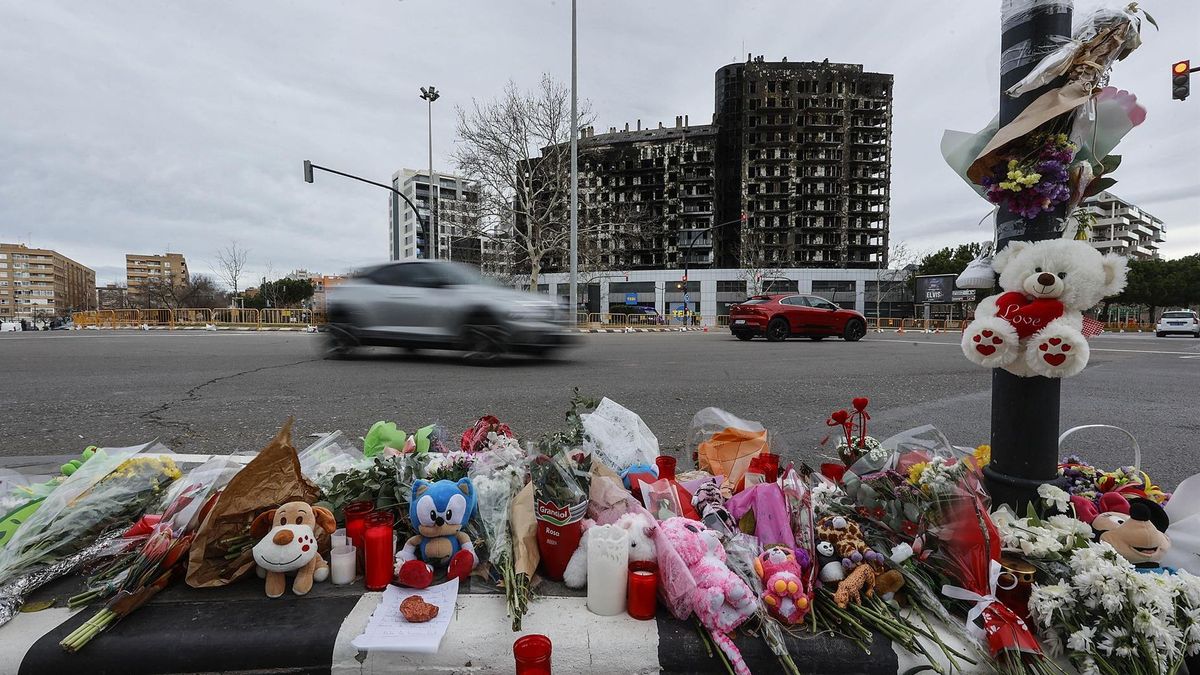 Flores y juguetes en homenaje a los fallecidos