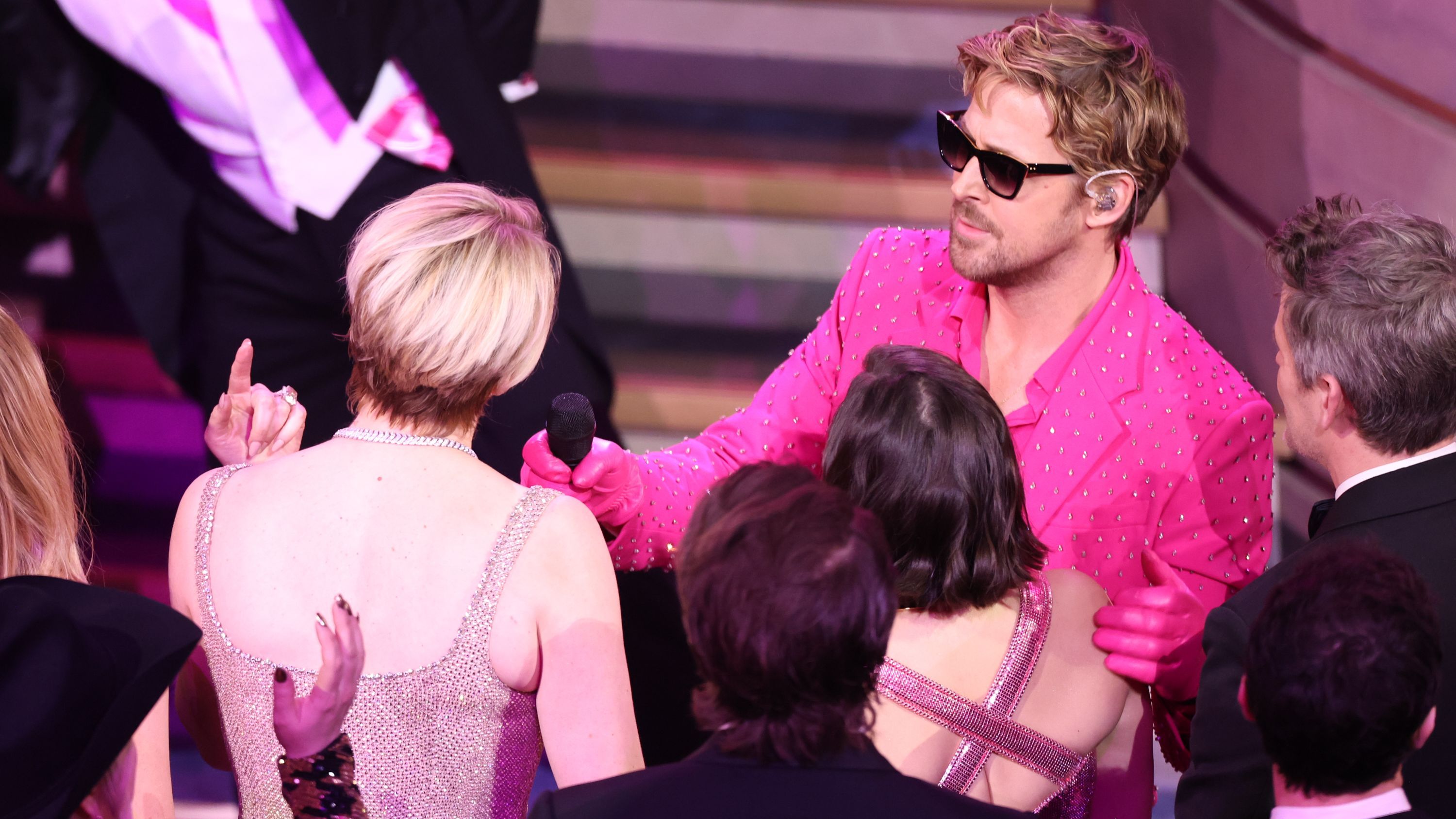Gosling cede el micrófono a Greta Gerwig durante su actuación