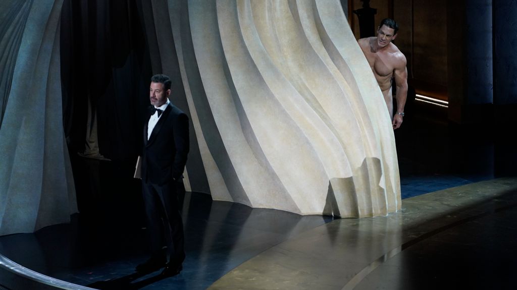 John Cena se asoma desnudo al escenario de los Premios Oscar