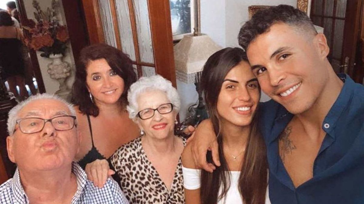 Kiko Jiménez posa feliz junto a Sofía Suescun y su familia