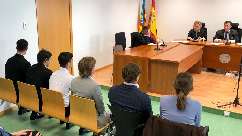 Los cinco hombres de nacionalidad francesa acusados de cometer una violación grupal en un apartamento de Benidorm (Alicante) a una mujer e intentar otra sobre una segunda