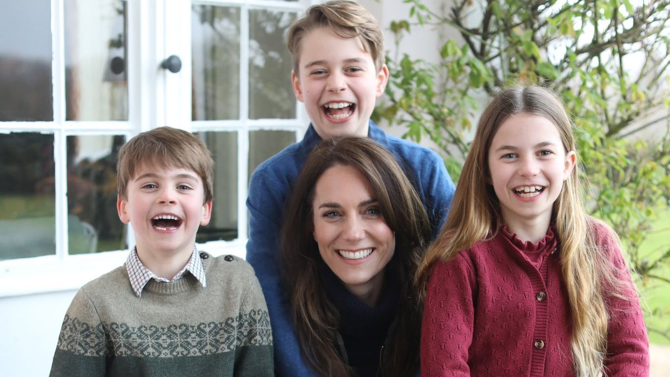 Los retoques fotográficos del posado de Kate Middleton que han desatado la polémica (Fuente: Twitter @KensingtonRoyal)