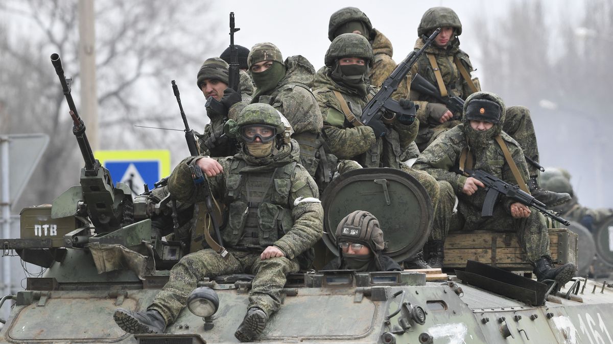 Militares rusos en Armyansk, en la parte norte de la peníncula de Crimea, anexionada por Rusia