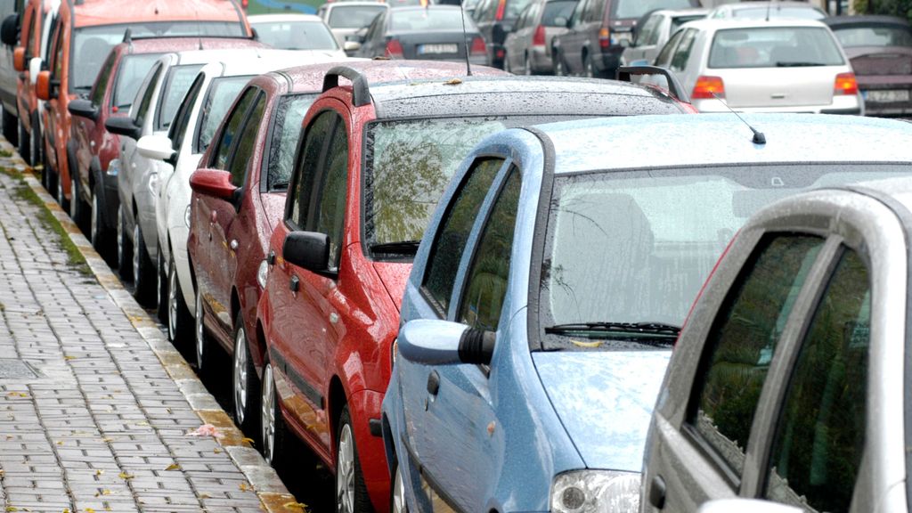 No dejar la distancia adecuada entre coches al aparcar puede suponer una multa