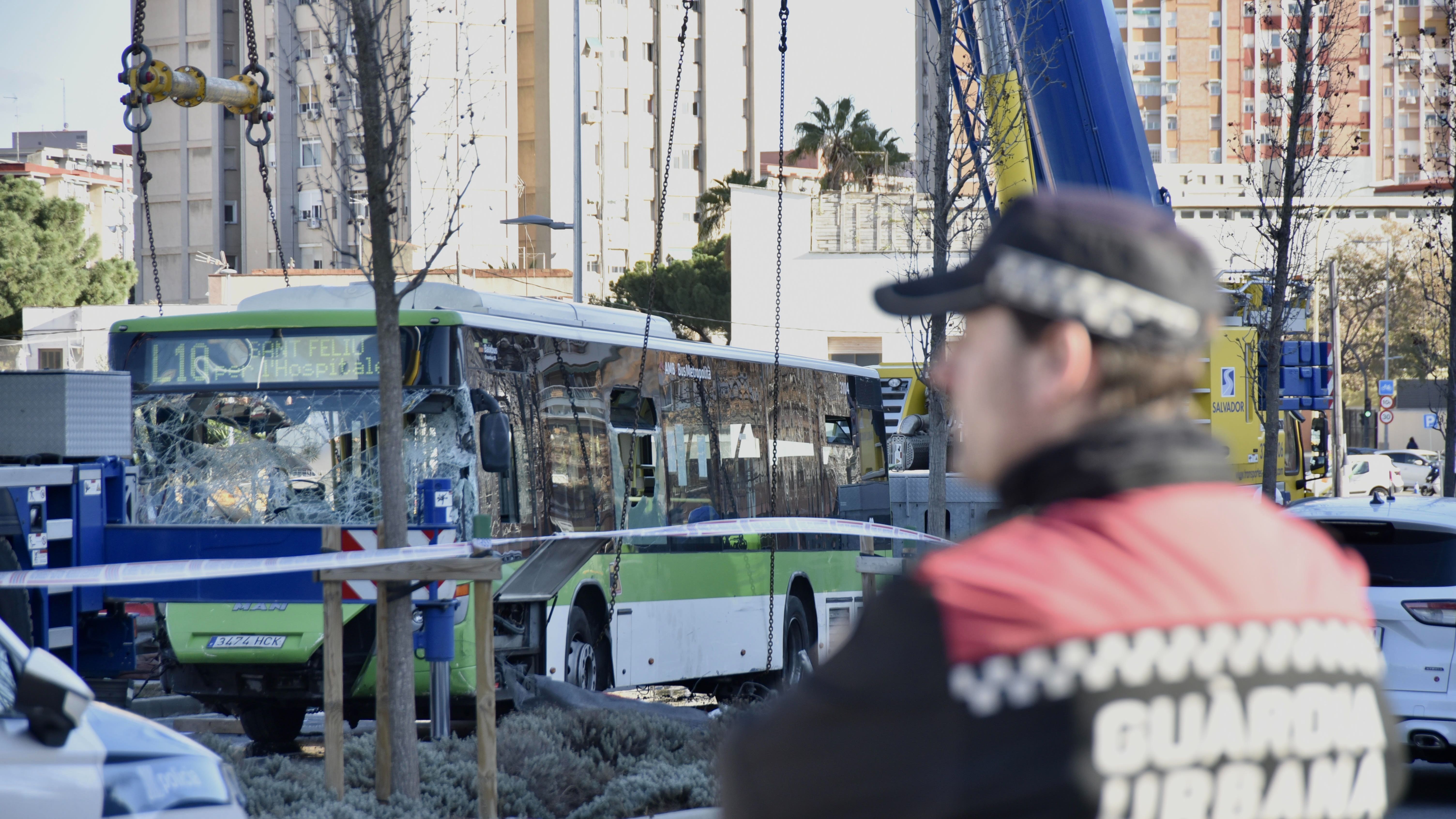 Retiran el autobús que volcó en unas obras de Esplugues de Llobregat (Barcelona)