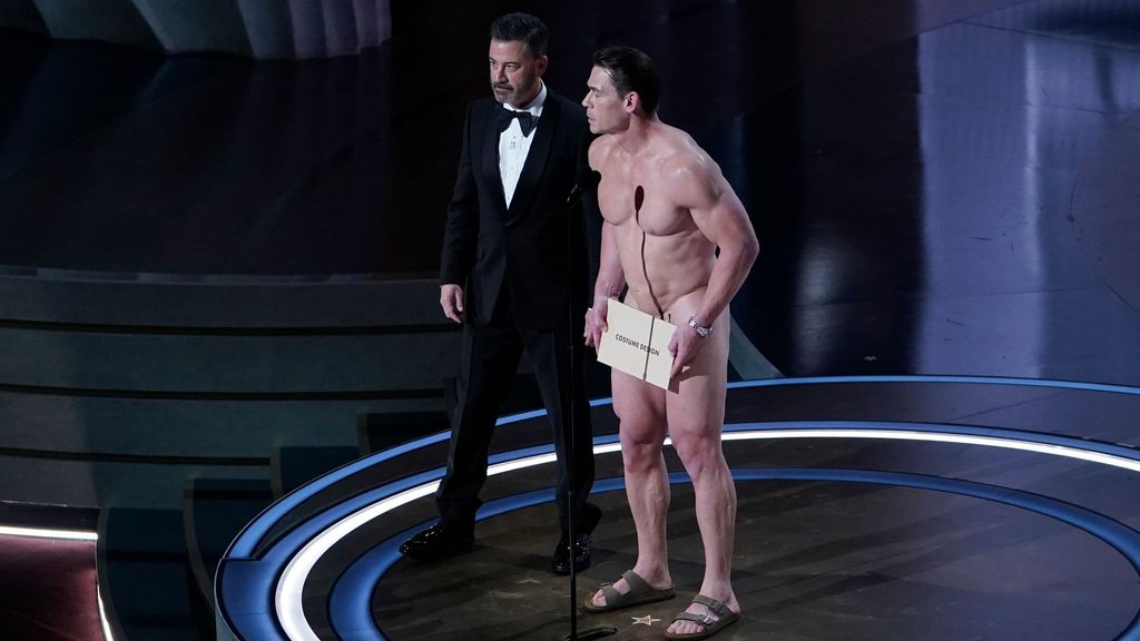 John Cena, junto a Jimmy Kimmel al anunciar el ganador a Mejor vestuario