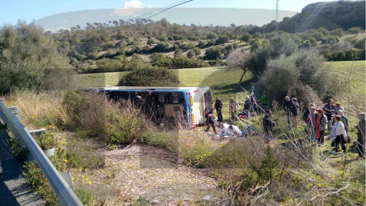 Un autobús del Imserso se precipita desde dos metros en Mallorca: hay trece heridos, uno muy grave