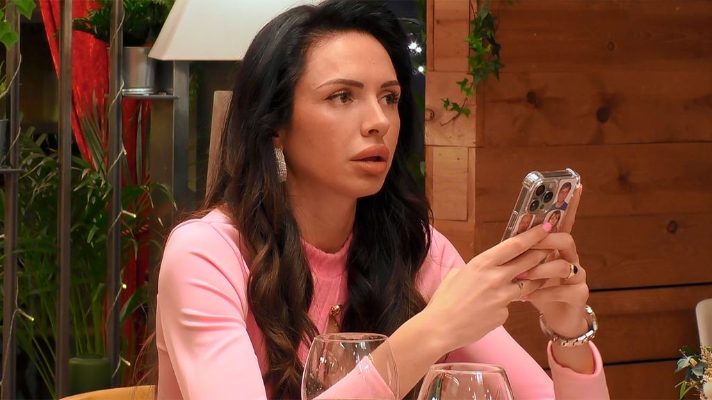 Una soltera chatea con su ex durante su cita en ‘First Dates’: “Te amo”