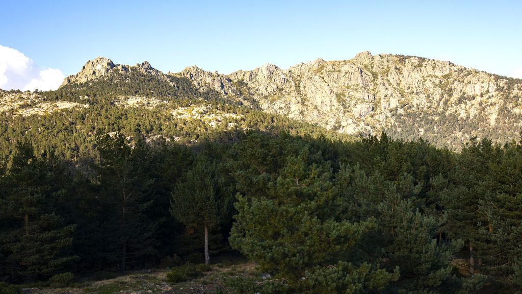 Vistas de la montaña de Siete Picos desde el mirador de Vicente Aleixandre, en la ruta de los Miradores de los Poetas, en Cercedilla, a 3 de octubre de 2021, en Cercedilla, Madrid (España). Esta ruta circular de 11 kilómetros comienza en las Dehesas de Cercedilla y se creó para llamar la atención sobre el cuidado y protección de la Sierra de Guadarrama. El trayecto transcurre entre pinares y robledales por el Valle de la Fuenfría para pasar a la Calzada Romana, una carretera de la Segunda República que no está acabada por el comienzo de la Guerra Civil y terminar en la Senda de los Poetas, donde hay poesías grabadas en piedras, monumentos y lugares dedicados a escritores y poetas que vivieron en el pueblo.
06 OCTUBRE 2021;POETAS;SIERRA;MADRID;CERCEDILLA;SENDA;RUTA;SENDERISMO;LITERATURA;ESCRITORES;POESIA;NATURALEZA;BOSQUE;MIRADOR
Rafael Bastante / Europa Press
(Foto de ARCHIVO)
03/10/2021