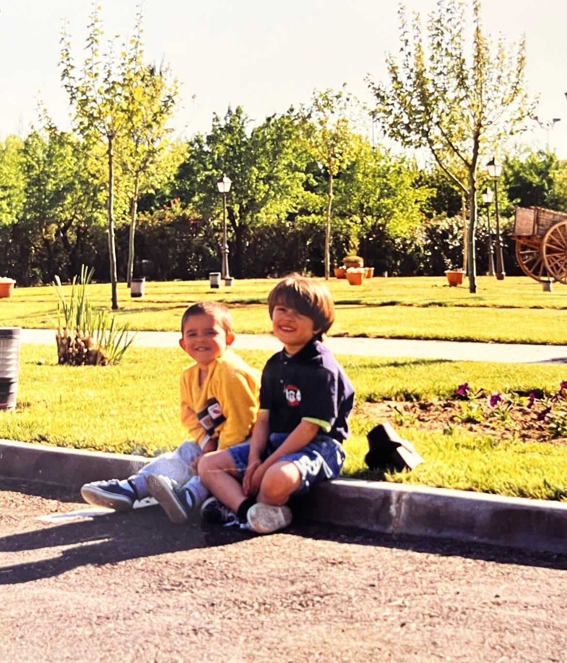 Adara Molinero y su hermano Aitor de pequeños