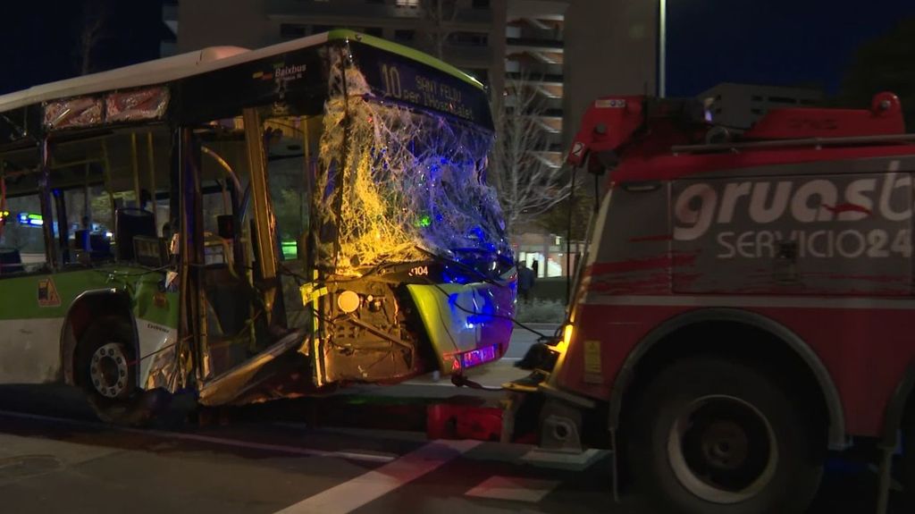 Autobús accidentado tras caer a unas obras en Cornellà