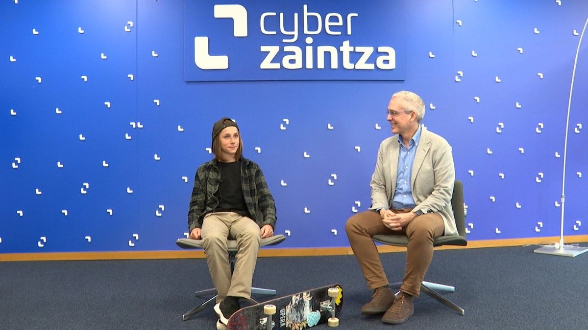 Egoitz Bijueska junto al director de Cyberzaintza, Javier Diéguez.