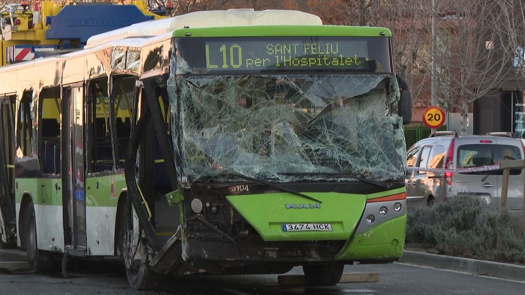El conductor del autobús accidentado tras caer a unas obras en Cornellà sufrió una indisposición