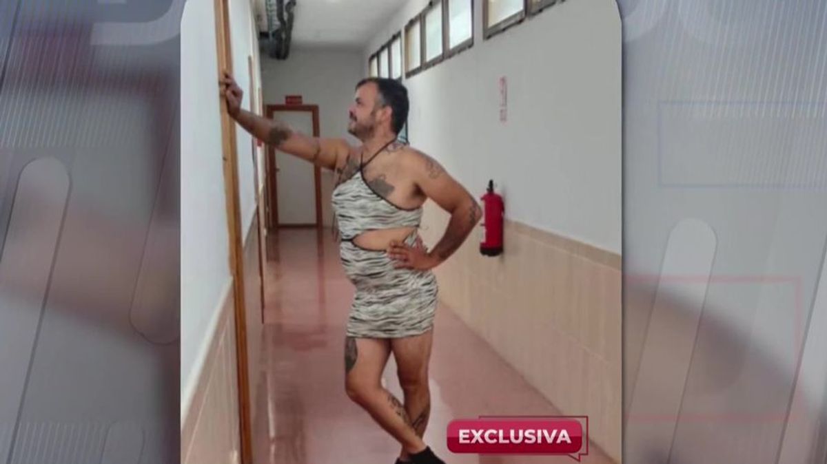 La polémica foto en el cuartel de Ceuta de la cabo Roberto, militar trans:  