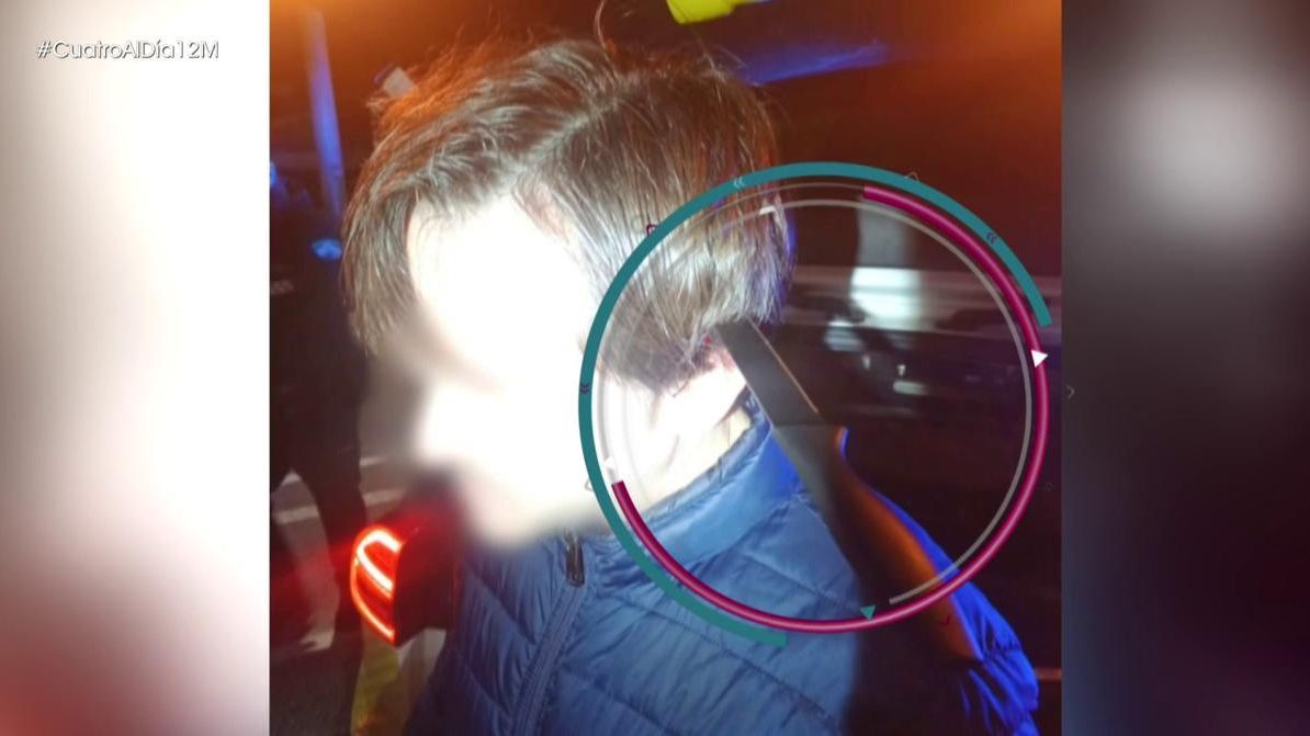 La víctima, con el cuchillo clavado en la cabeza