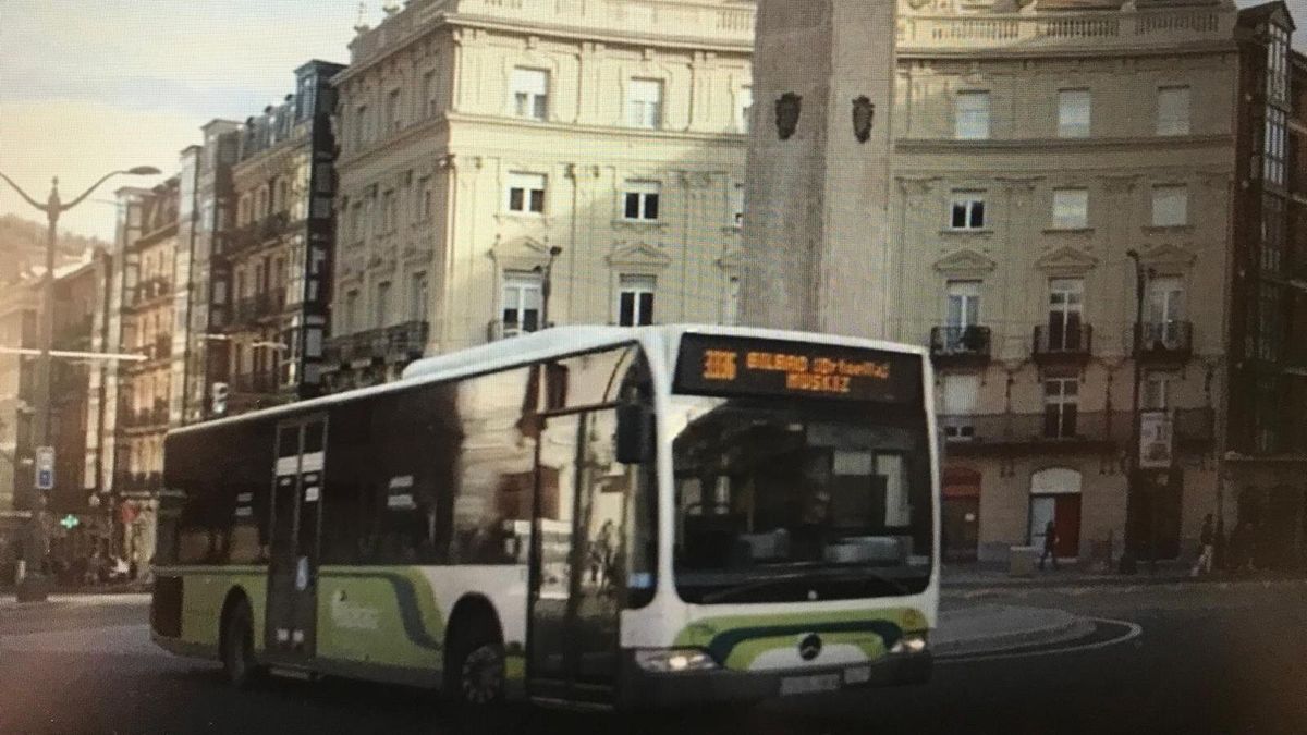 Un autobús de Bizkaibus circulando por Bilbao