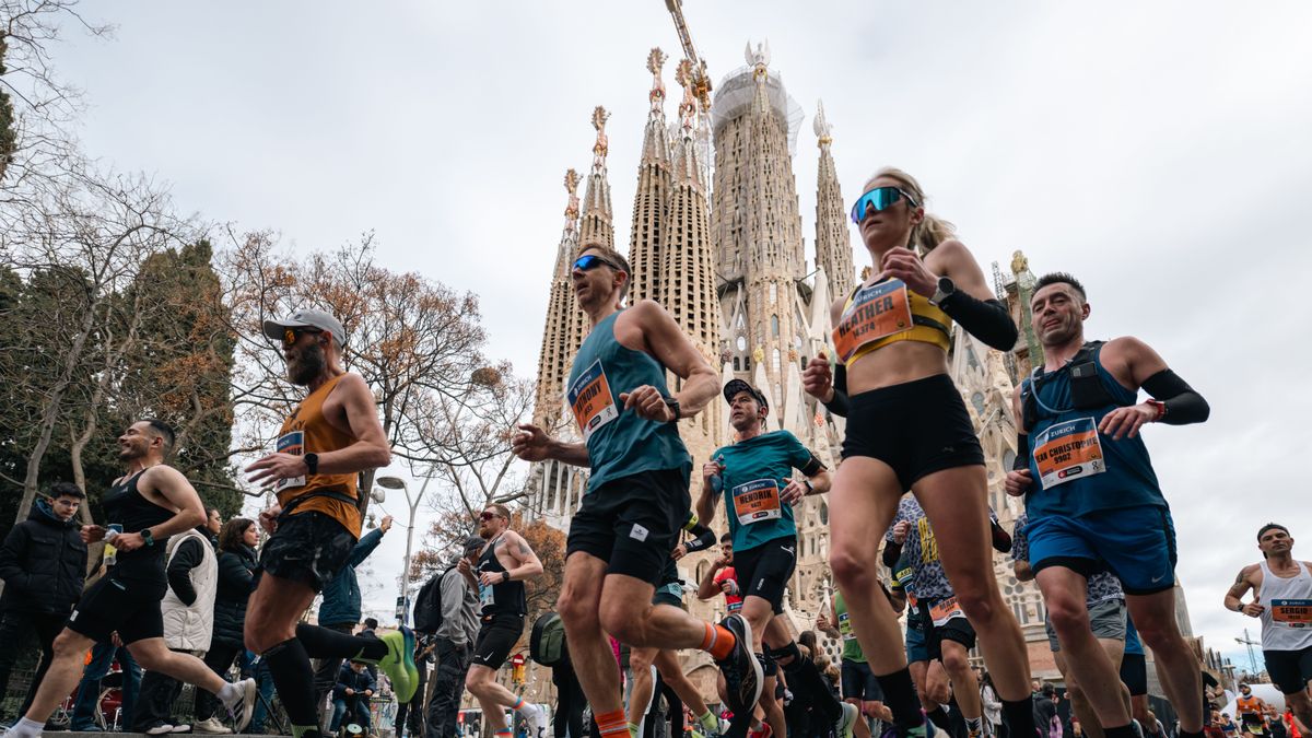 Varios corredores pasan junto a la Sagrada Familia durante la Zurich Marató de Barcelona 2024