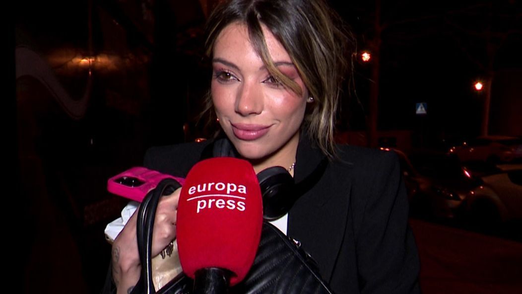 Alejandra Rubio, atendiendo a los medios