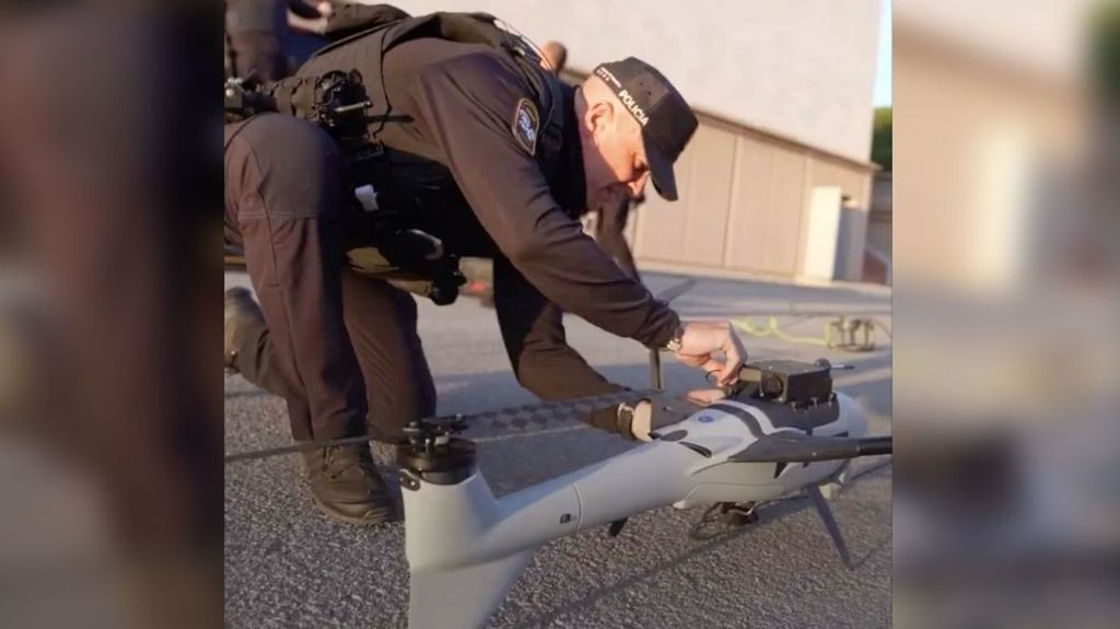 El dron de ala fija de los mossos: un primer despegue en un partido del Barça con 16 agentes heridos