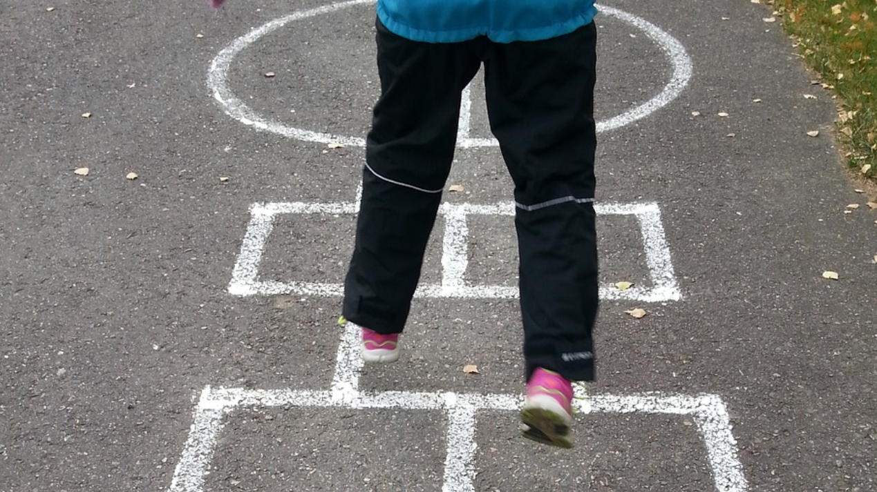 ¡Juega a la Rayuela con los más peques y comparte un momentazo con la familia!