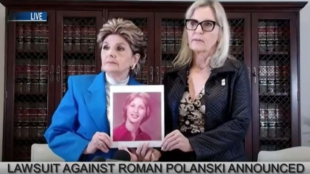 La abogada Gloria Allred y la demandante Jane Doe muestran una foto de la última cuando era adolescente