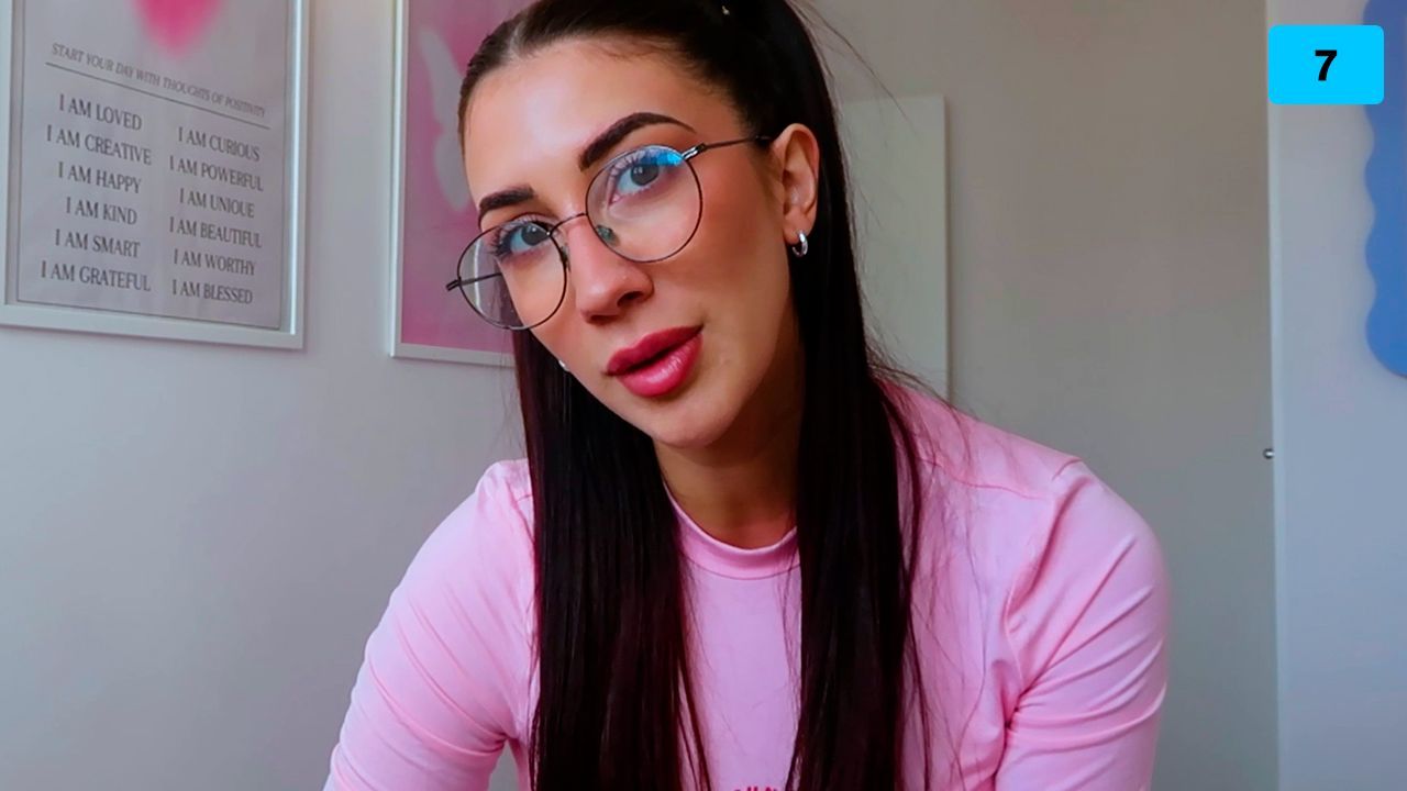 Naomi Asensi muestra el interior de su casa 'coquette' (2/2)