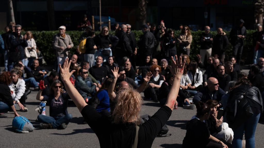 Funcionarios de prisiones han cortado la Gran Vía de Barcelona por la muerte de una cocinera