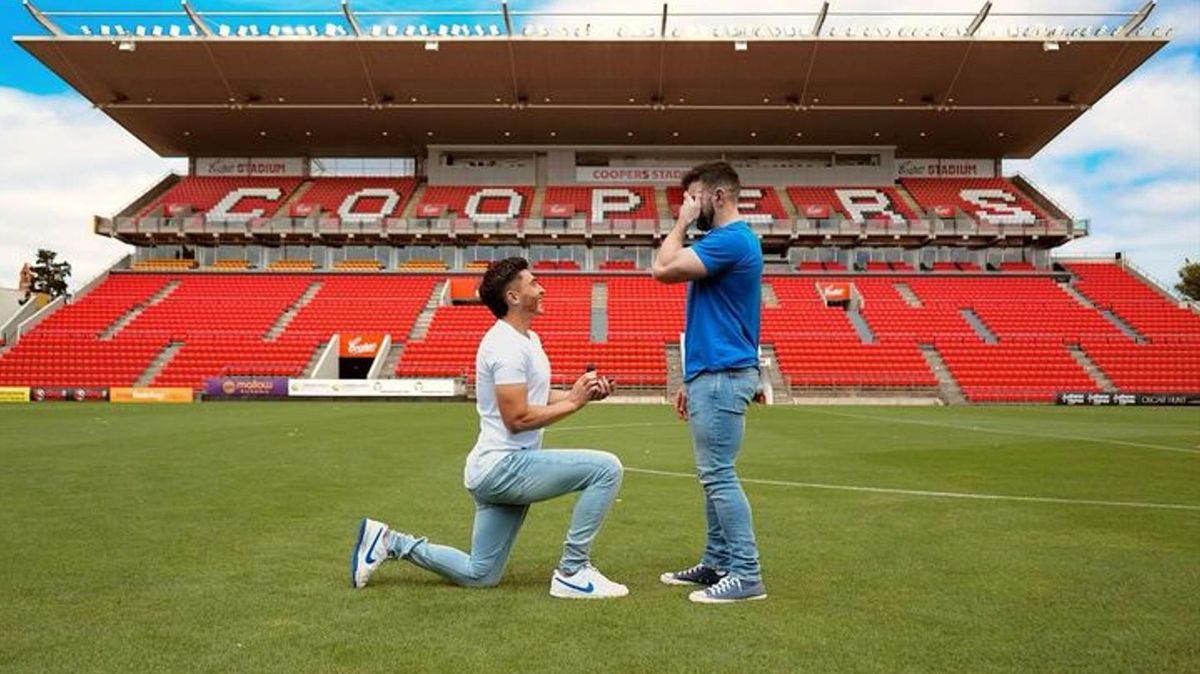 Con la rodilla en tierra, Josh Cavallo pide matrimonio a su novio en el estadio del Adelaida United, su equipo de fútbol
