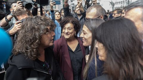 Ley de amnistía: el abrazo entre diputados de Junts y ERC tras su ...