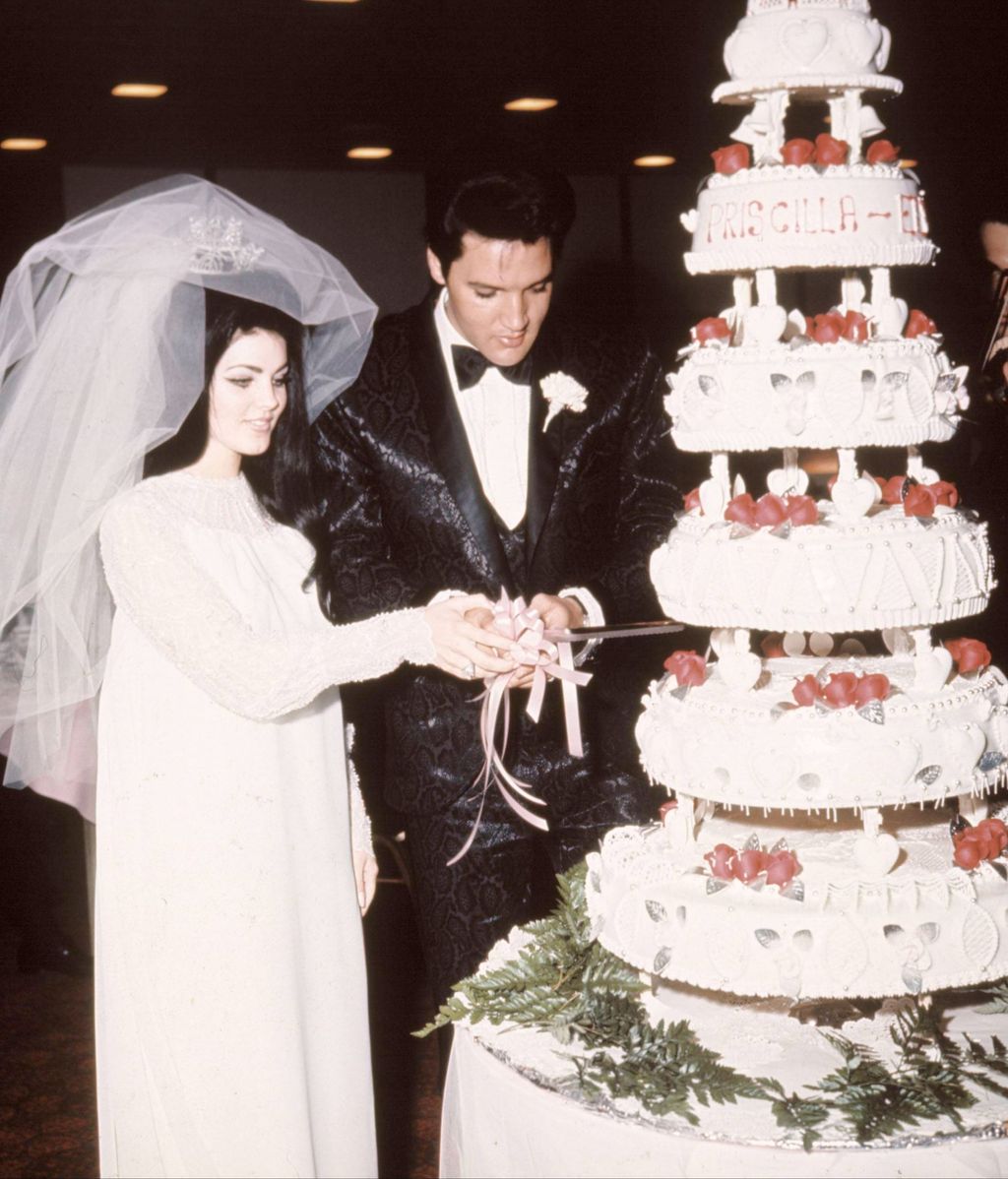 Elvis y Priscilla cortando la tarta nupcial. FUENTE: Cordonpress